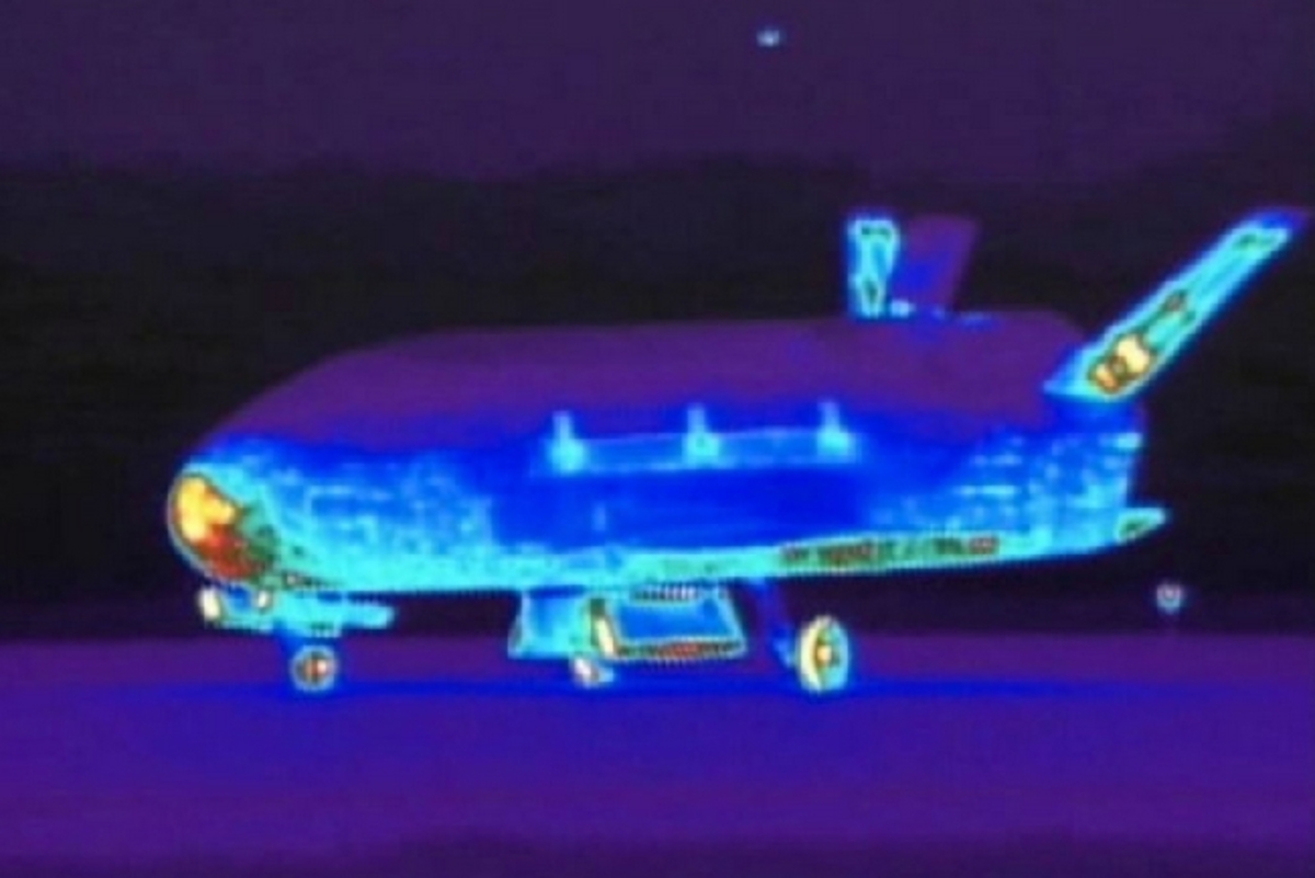 Επέστρεψε το διαστημόπλοιο X-37B: Η μυστική αποστολή και τα σενάρια συνωμοσίας! (φωτό, βίντεο)