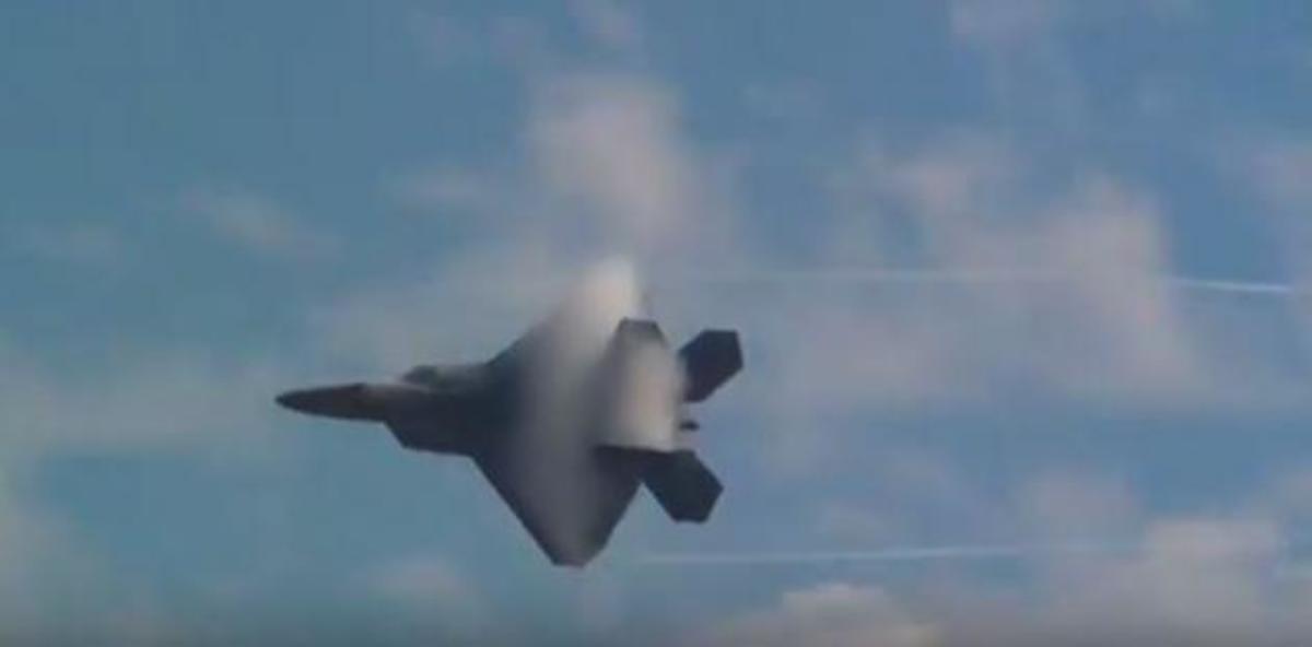 “Χορτάστε” ελιγμούς! Το μοναδικό υπερόπλο F- 22 των Αμερικανών σε ένα βίντεο – θαύμα για το θεατή [vid]