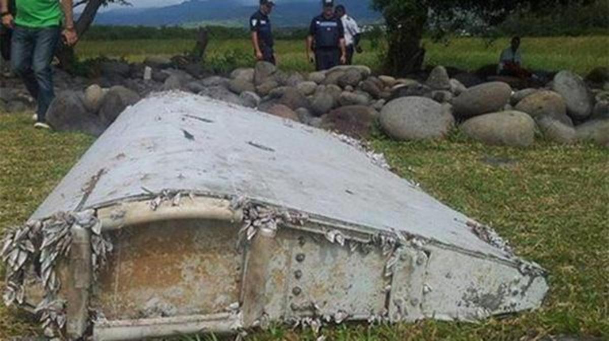 Νέο θρίλερ με τα συντρίμμια αεροσκάφους σε νησί στον Ινδικό – Τα πρώτα στοιχεία μυστήριο για την πτήση της Malaysia Airlines