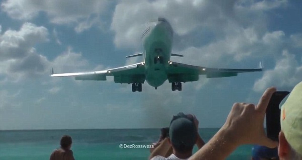 Boeing 727 περνά ξυστά από… κεφάλια τουριστών! (VIDEO)
