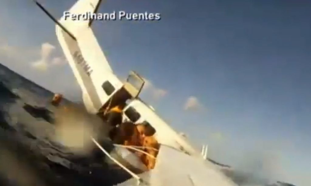 Επιβάτης αεροσκάφους κατέγραψε την πτώση στη θάλασσα!