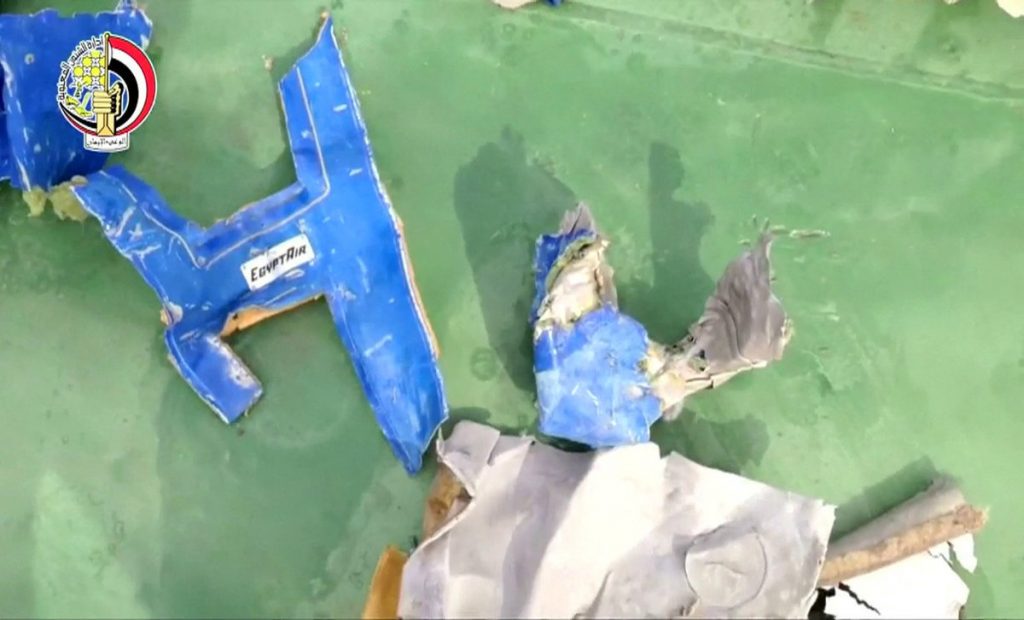 EgyptAir: Εντόπισαν το μαύρο κουτί ανάμεσα σε συντρίμμια και πτώματα – Χτυπούσε ο συναγερμός για καπνό μέσα στο αεροπλάνο