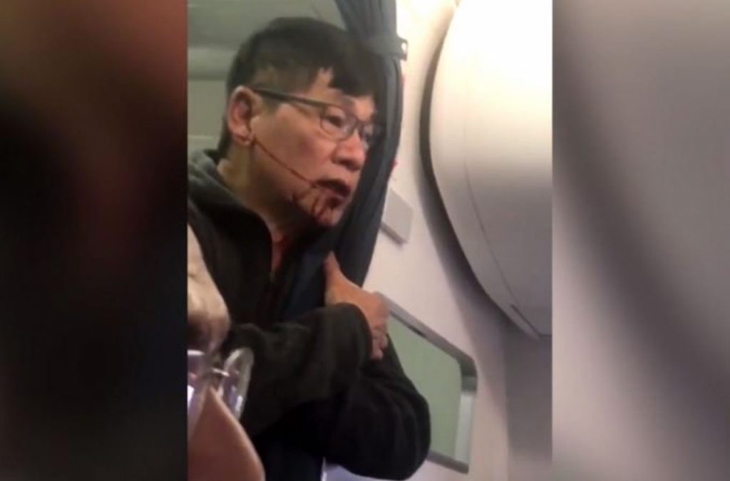 Σάλος και οργή για τη United Airlines: Ζητάει τα… ρέστα από επιβάτη που σύρθηκε για να κατέβει από το αεροπλάνο [vids, pics]