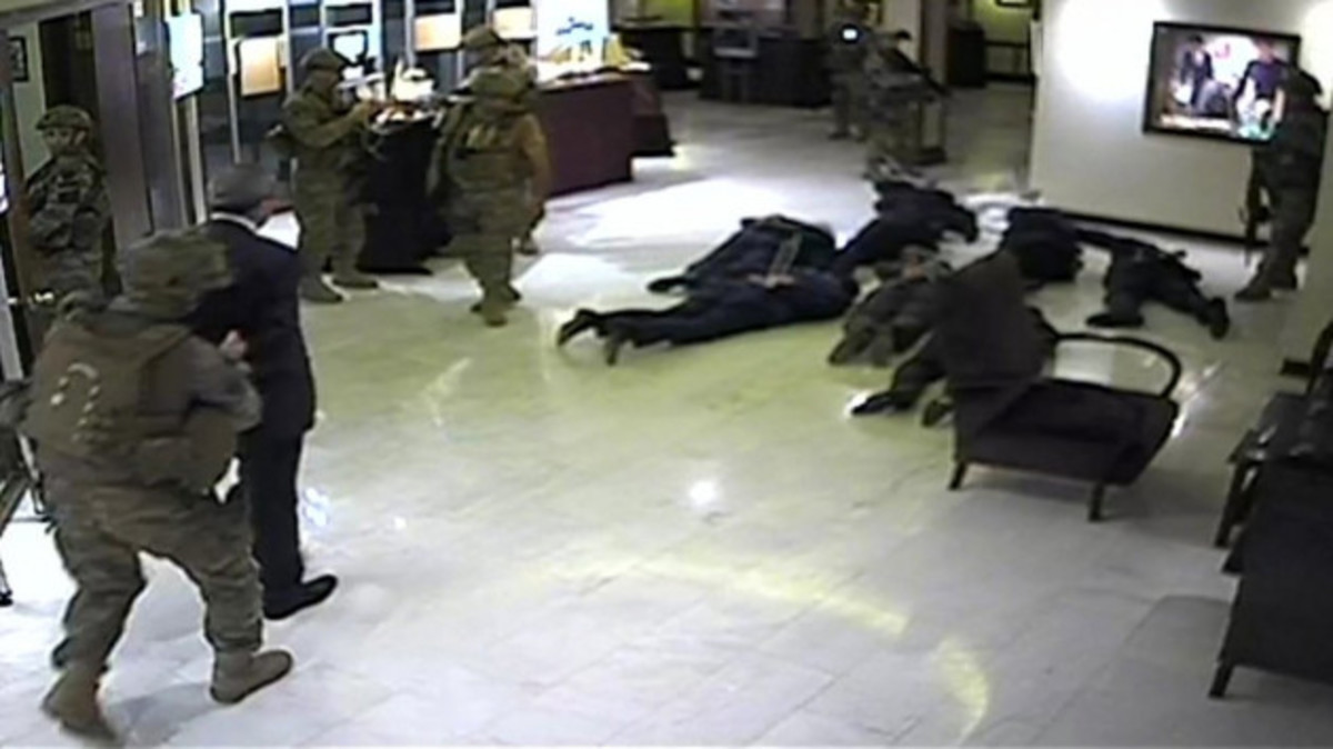 Η στιγμή που ο αρχηγός της Τουρκικής Πολεμικής Αεροπορίας πιάνεται όμηρος!  – BINTEO