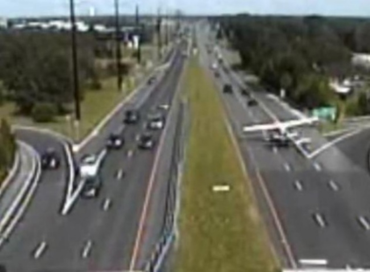 Απίστευτο βίντεο: Αεροσκάφος προσγειώνεται σε αυτοκινητόδρομο!
