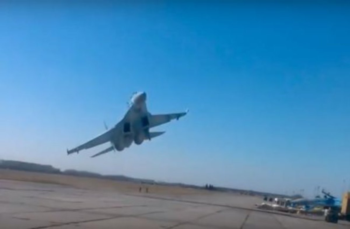 Su-27: Με απίστευτο ελιγμό απέφυγε την τραγωδία [vid]