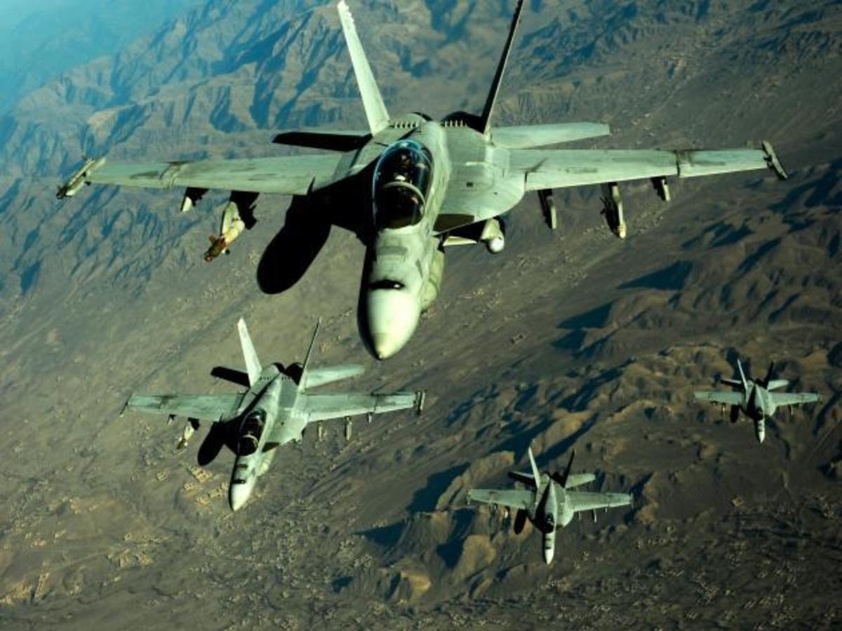 Μαχητικό αεροσκάφος F-18 “βομβαρδίζει” με μικροσκοπικά drones [vid]