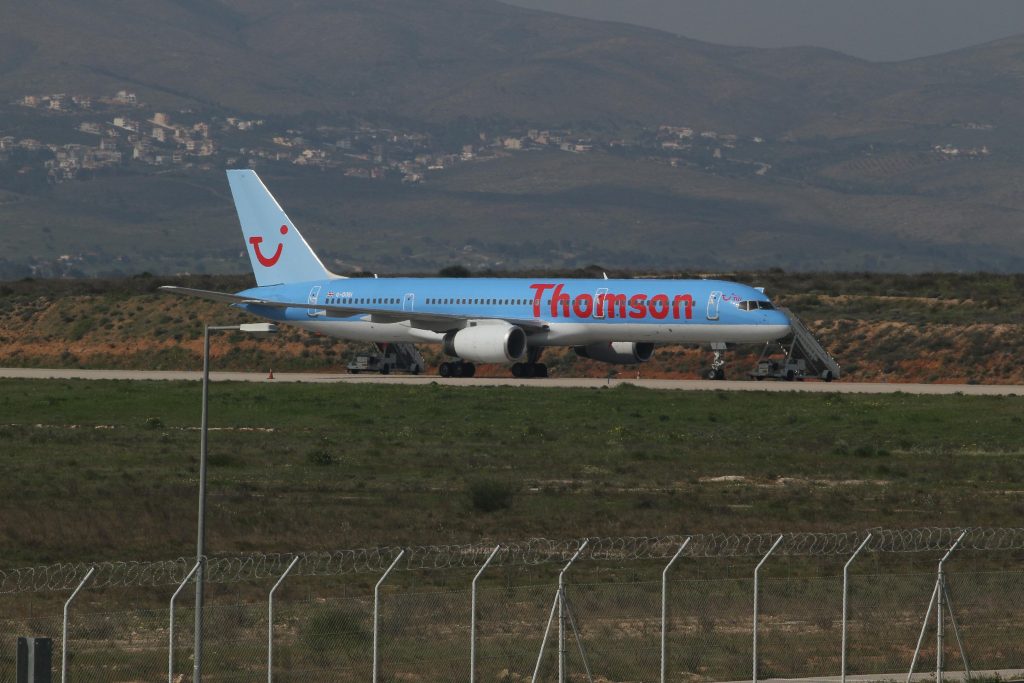 Λαχτάρα στον αέρα για 213 επιβάτες μετά από τηλεφώνημα για βόμβα – Δυο ελληνικά F-16 το προσγείωσαν στο Βενιζέλος