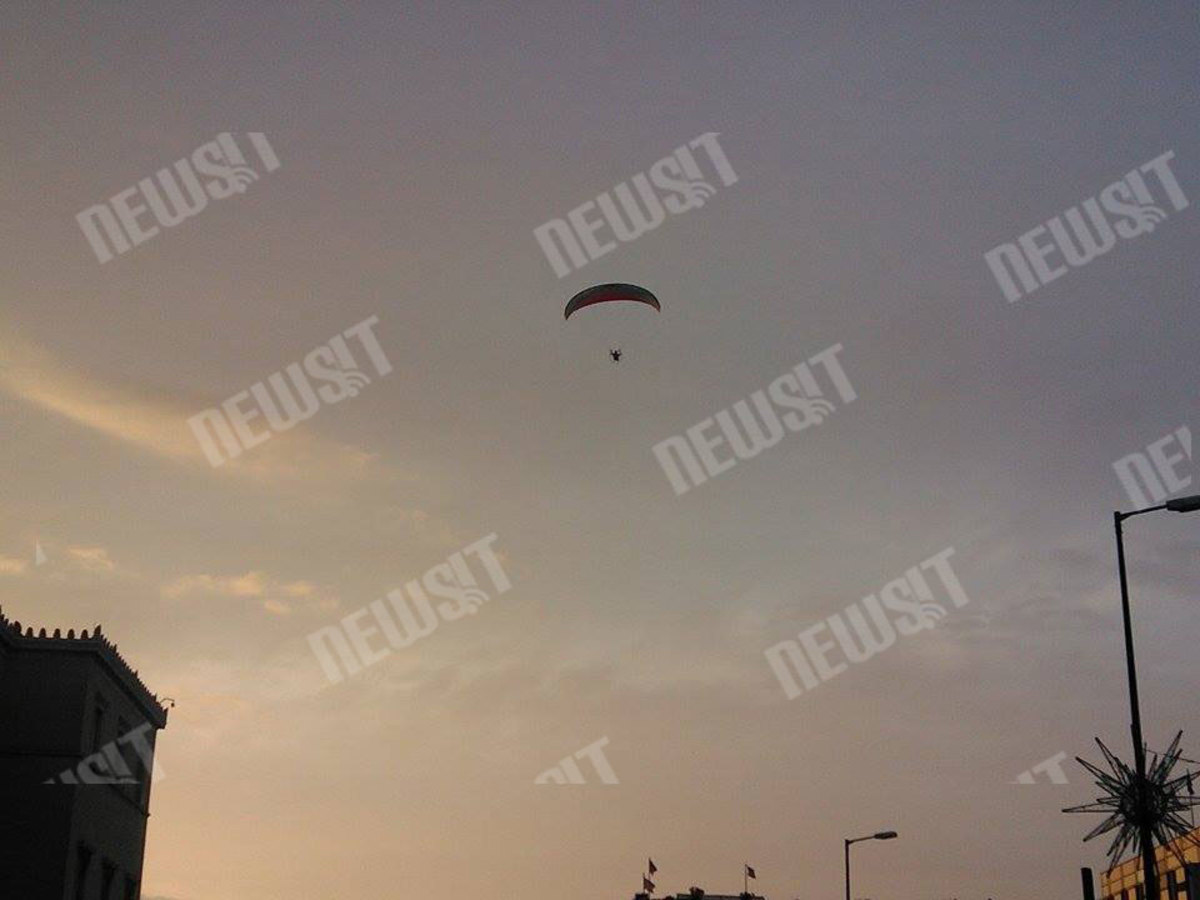 Συναγερμός από αλεξίπτωτο πλαγιάς πάνω από τη Βουλή – ΦΩΤΟ