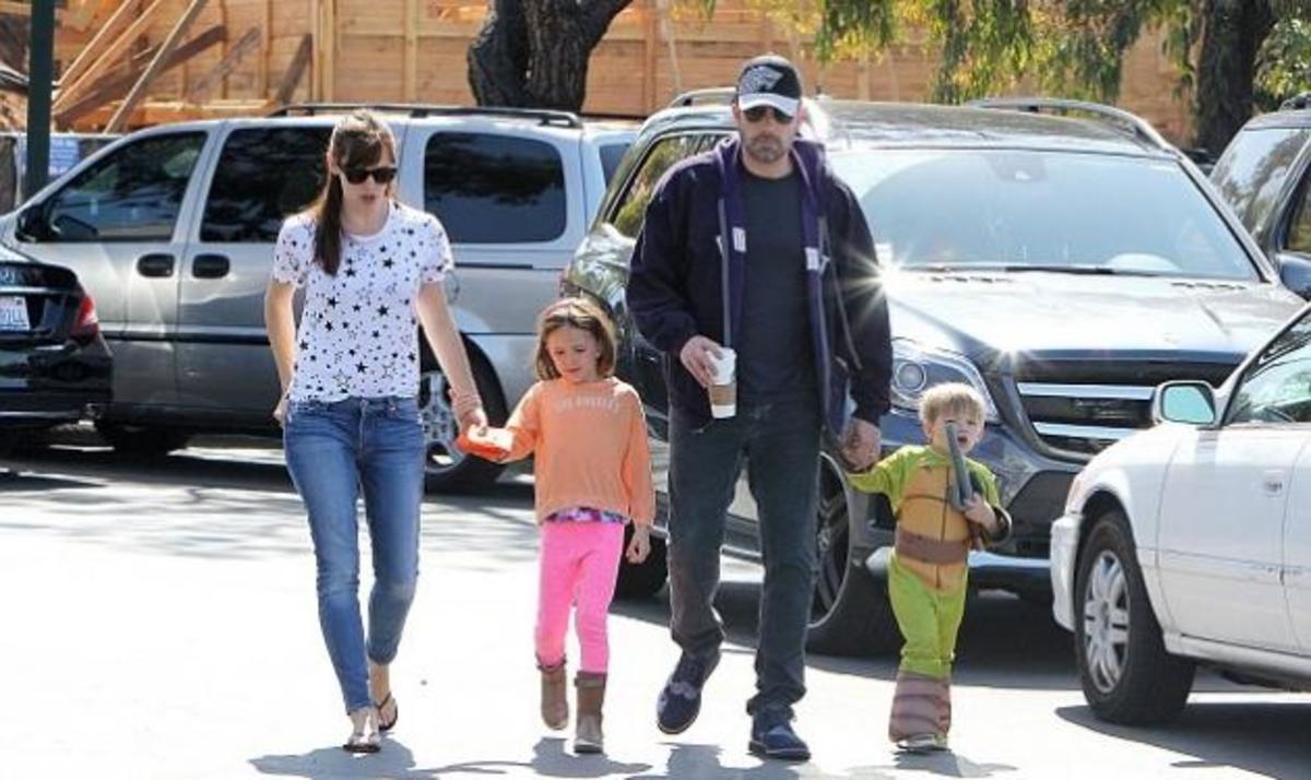 Ben Affleck – Jennifer Garner: Οικογενειακή βόλτα παρά τις φήμες χωρισμού! Τι συμβαίνει ανάμεσά τους;