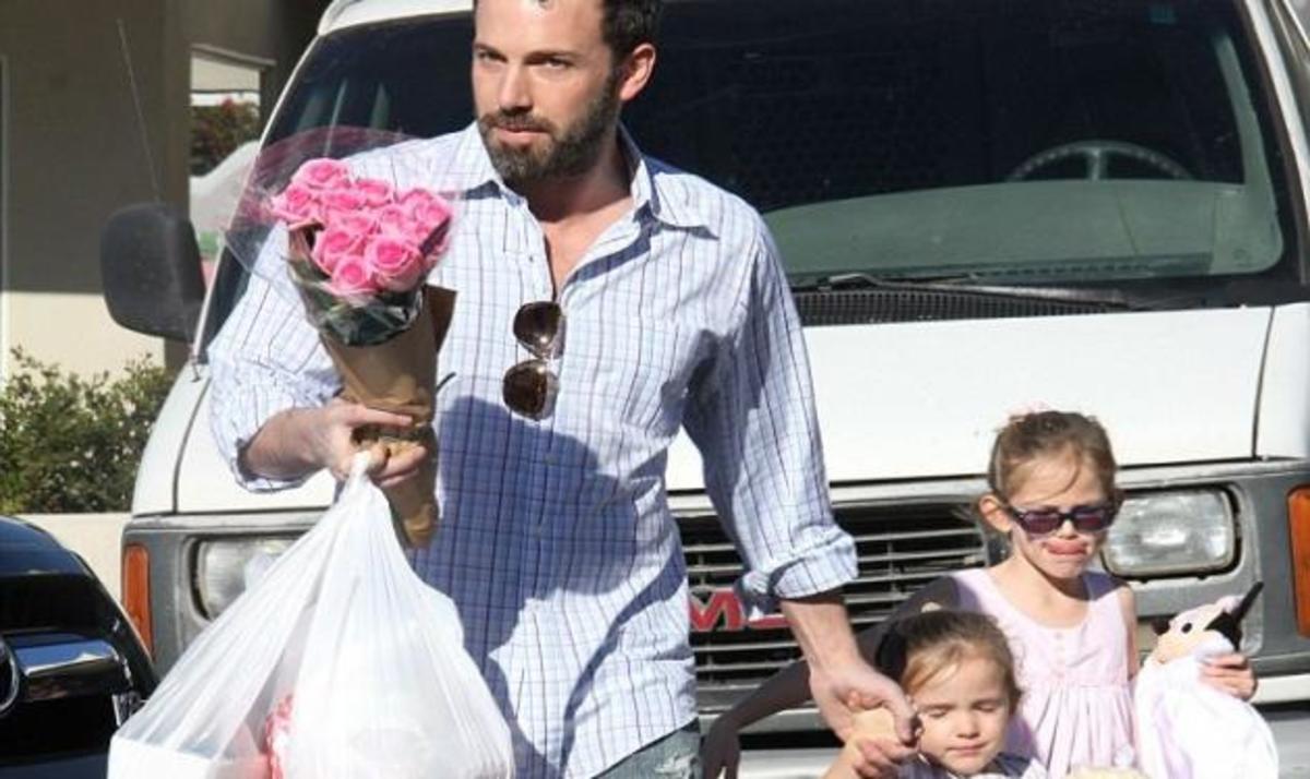 B. Affleck: Είναι ο τέλειος οικογενειάρχης! Η βόλτα με τις κόρες και τα λουλούδια στην σύζυγό του!