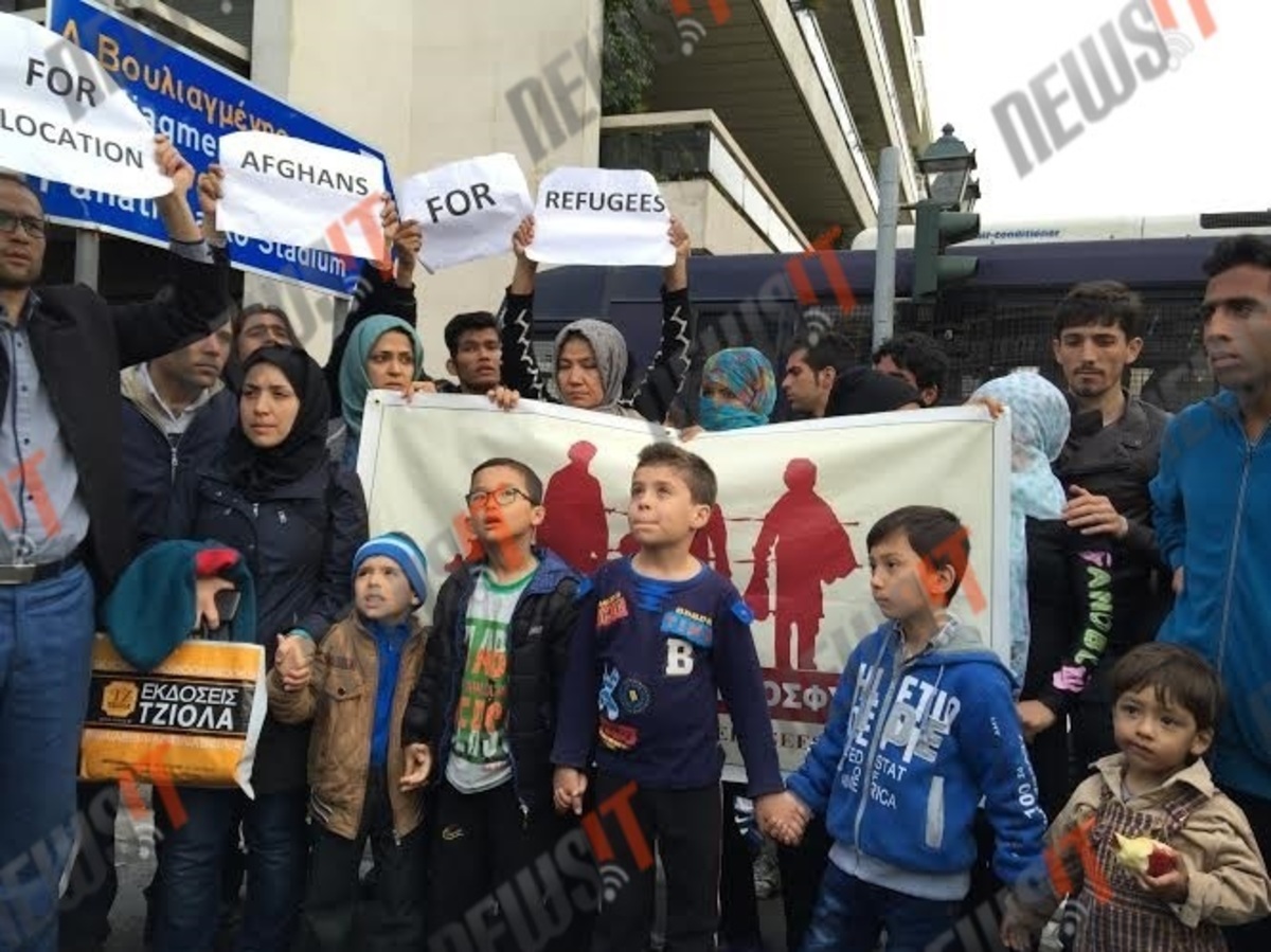 Ειρηνική διαδήλωση Αφγανών στα γραφεία της ΕΕ – Ζητούν να χαρακτηριστούν “πρόσφυγες” – Φωτογραφίες