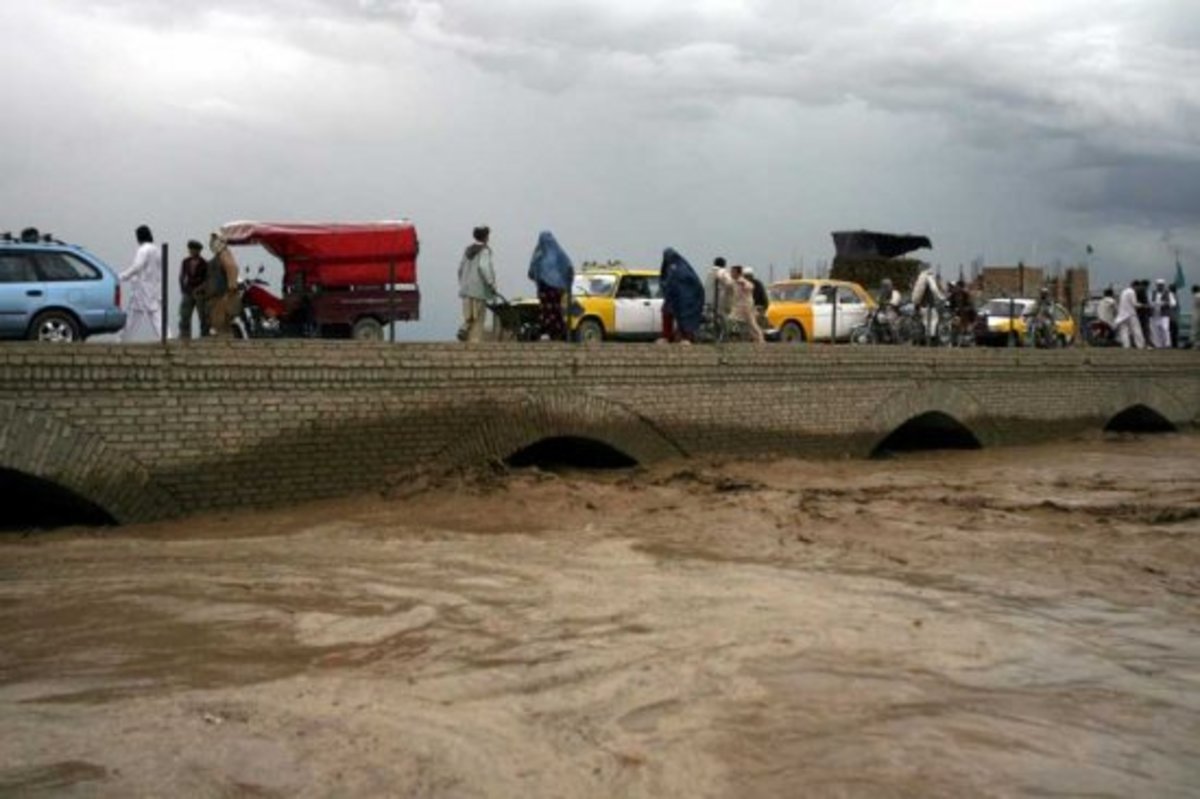 Δεκάδες νεκροί και αγνοούμενοι από πλημμύρες