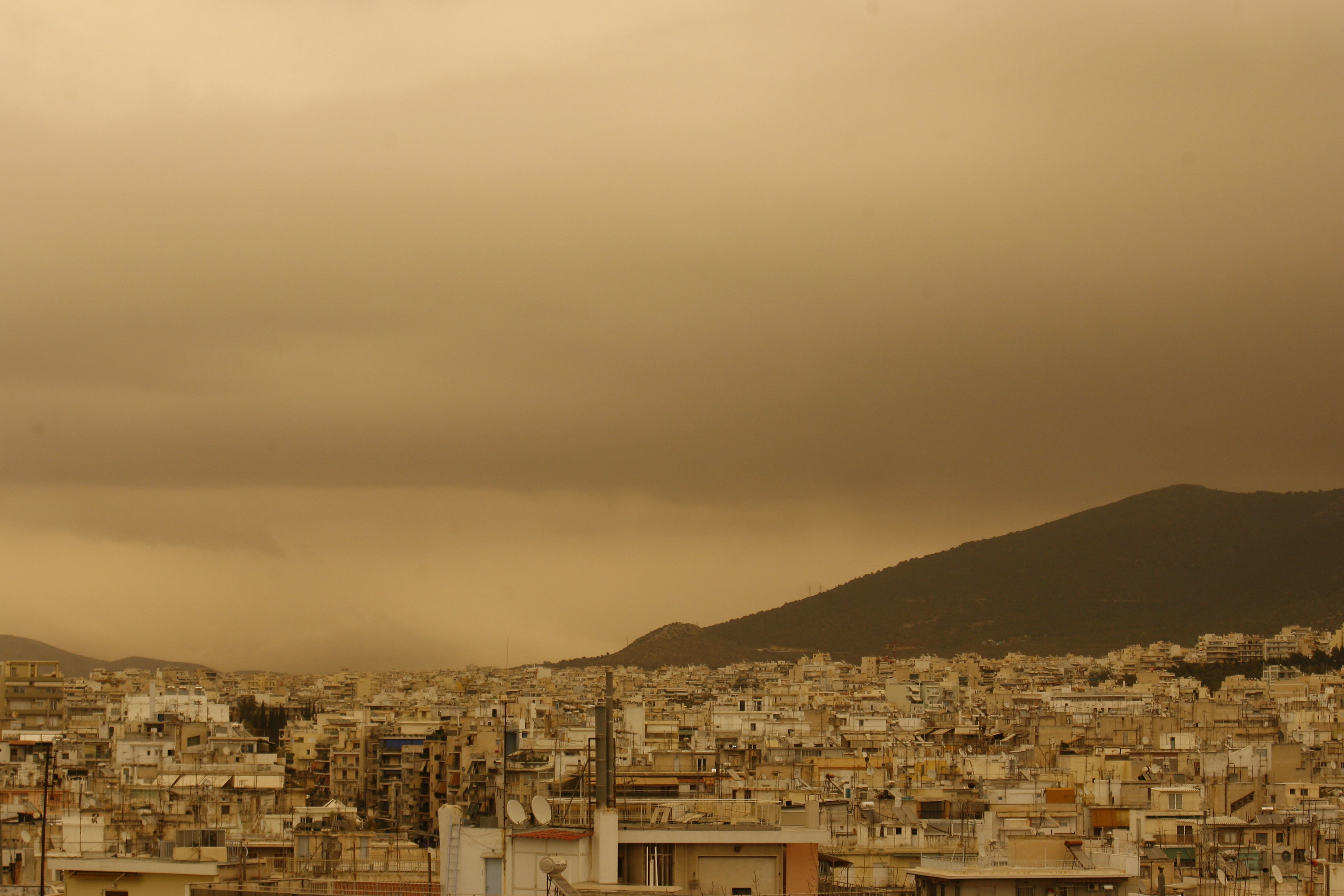 Καιρός: «Σαρώνει» η αφρικανική σκόνη – Λασποβροχές και αποπνικτική ατμόσφαιρα