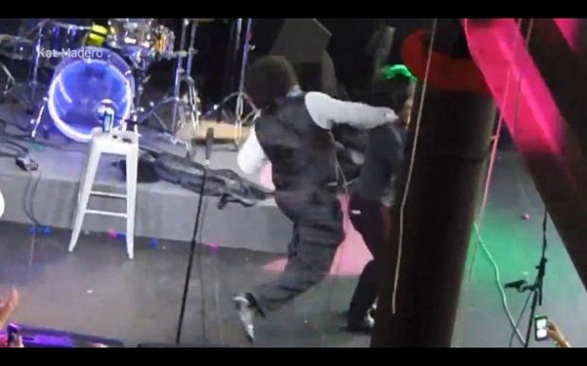 Γνωστός τραγουδιστής έριξε γροθιά σε θαυμάστριά του