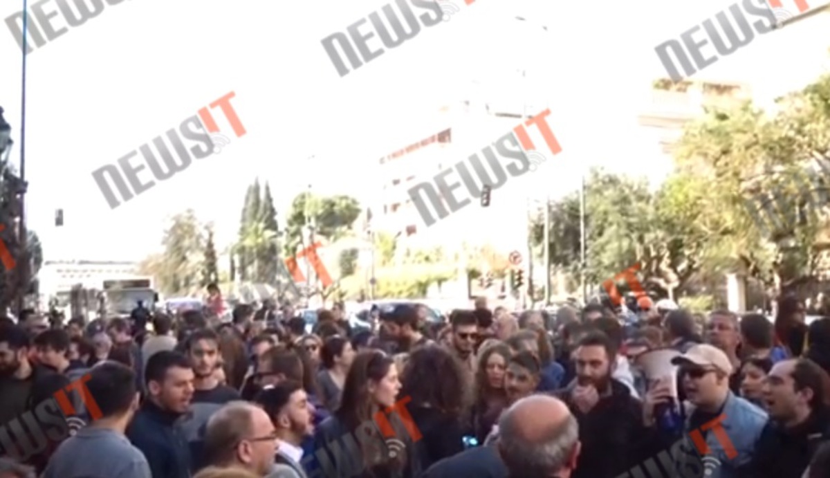 Διαμαρτυρία στην αυστριακή πρεσβεία