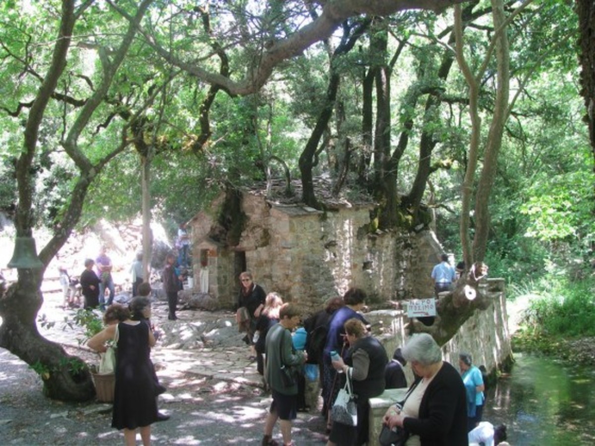 Η ιστορία πίσω από το θαύμα με τα 17 πλατάνια στη στέγη του Ναού της Αγίας Θεοδώρας