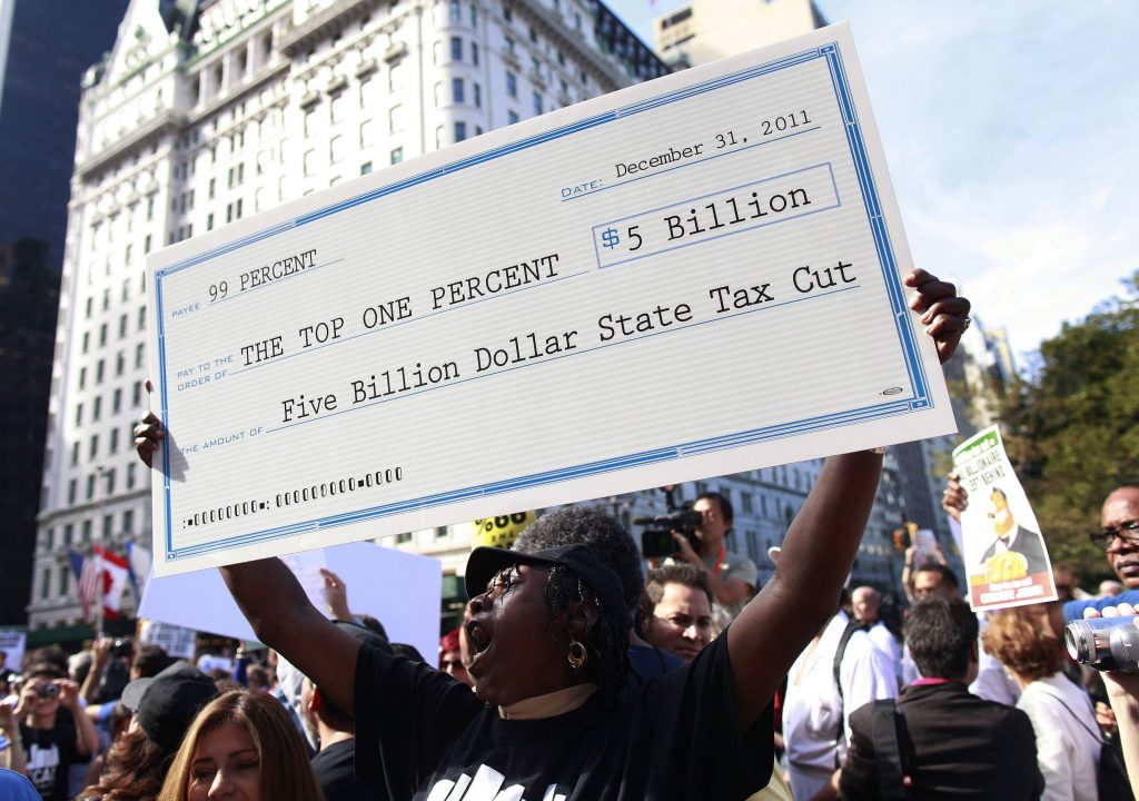 Έξω από τα σπίτια πάμπλουτων στελεχών οι “αγανακτισμένοι” της Νέας Υόρκης