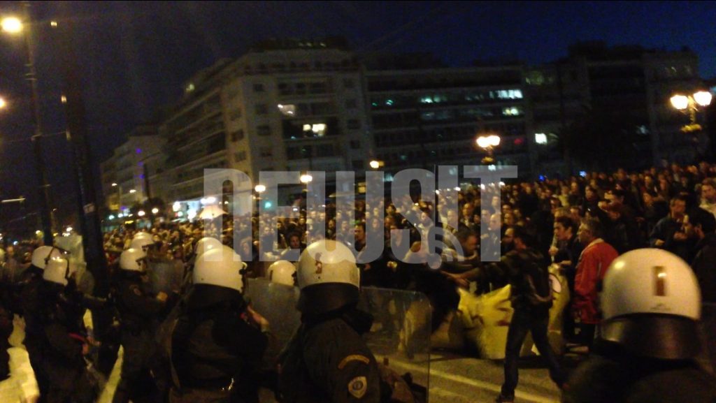 Έριξαν χημικά για να διώξουν τους Αγανακτισμένους από το Σύνταγμα – ΦΩΤΟ και ΒΙΝΤΕΟ