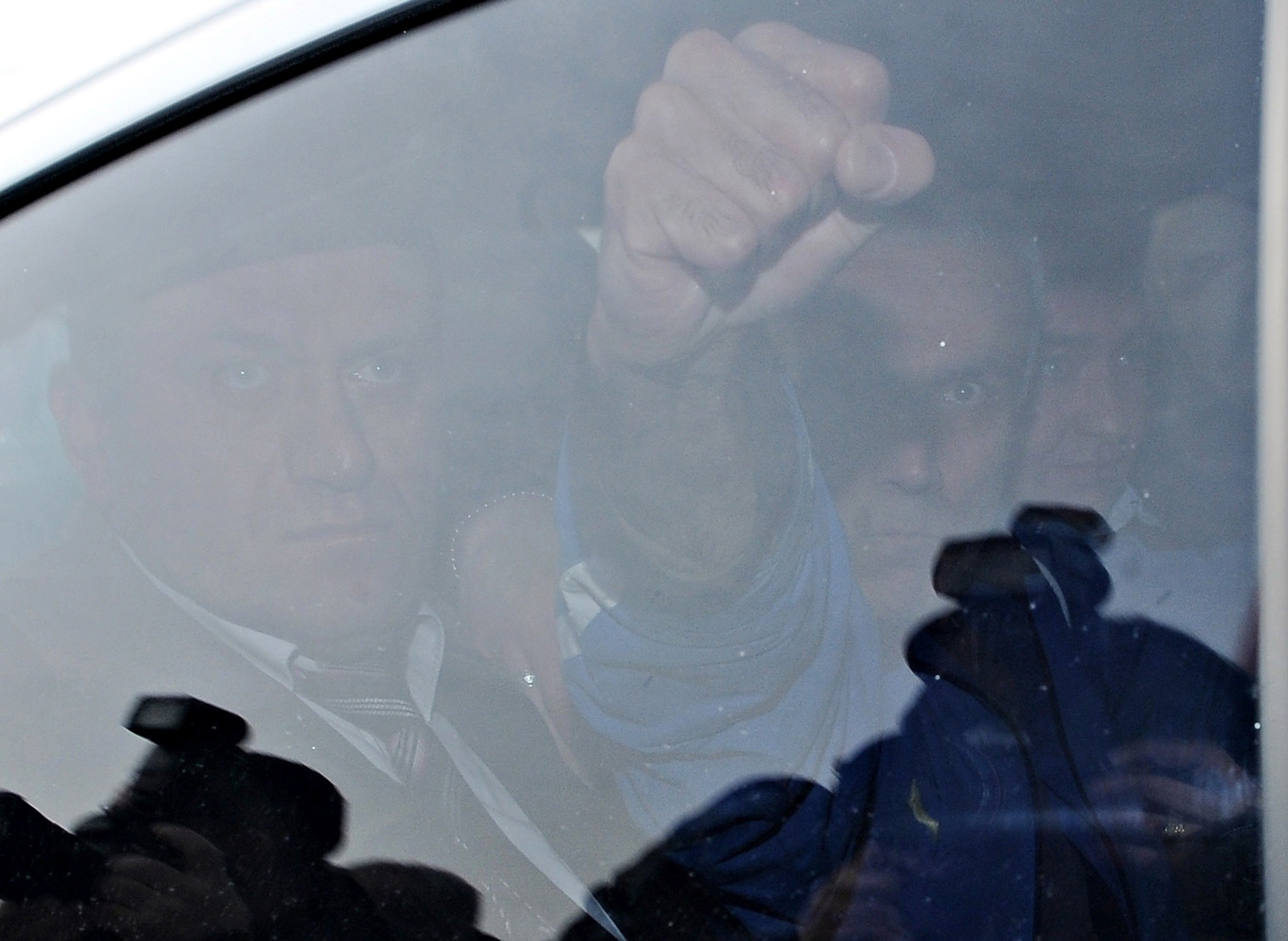 Με υψωμένη την γροθιά ο Αγκτσά την ώρα της απελευθέρωσής του ΦΩΤΟ REUTERS