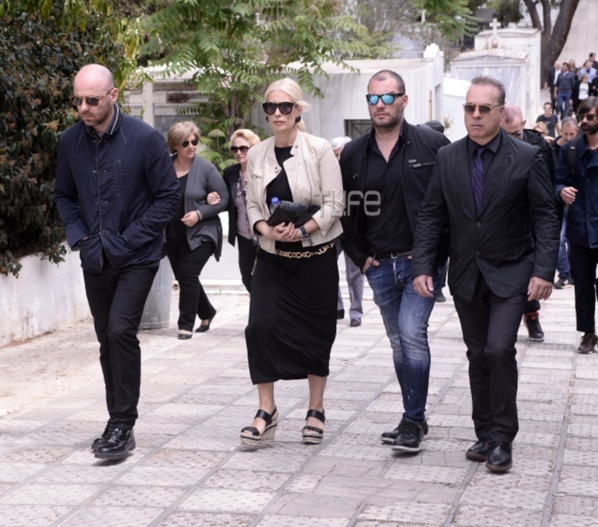 Το τελευταίο αντίο στον Γιάννη Αγγελάκη – Με δάκρυα στα μάτια οι φίλοι του στην κηδεία