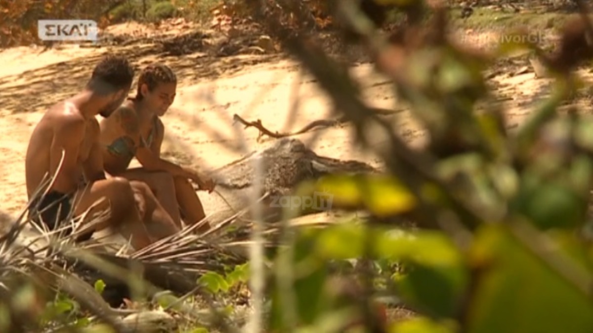 Γιώργος Αγγελόπουλος και Ευρυδίκη Βαλαβάνη απομονώθηκαν στην παραλία! Έπεσε στην αγκαλιά του!