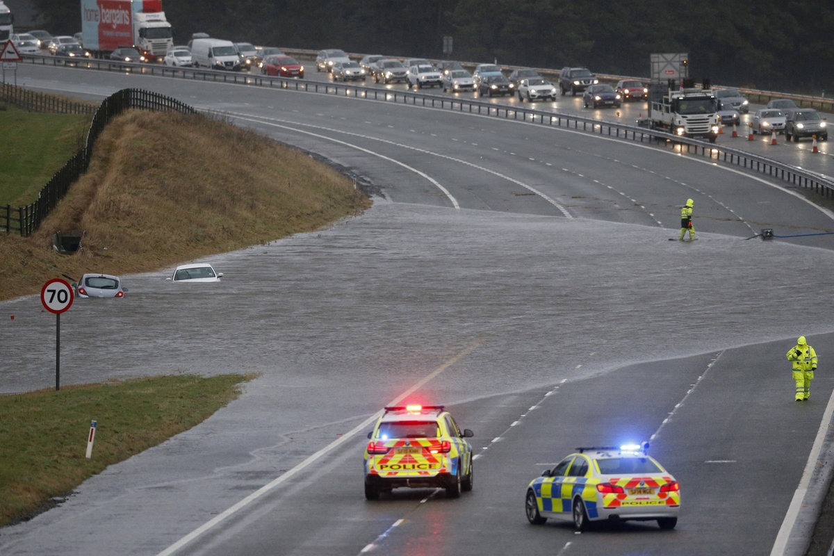 Σάλος στη Βρετανία – Πλημμύριζε η χώρα και ο υπεύθυνος περιβάλλοντος έκανε ηλιοθεραπεία