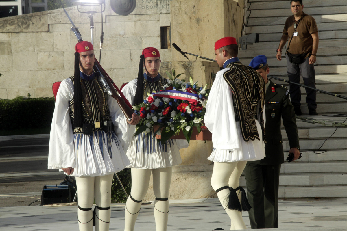 Η συγκινητική στιγμή που το άγημα ψάλλει τον Εθνικό Ύμνο! ΒΙΝΤΕΟ