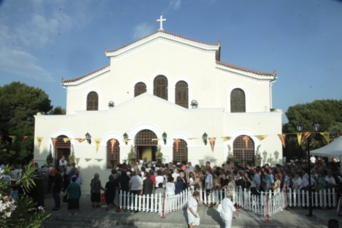 Αγία Βαρβάρα: Χιλιάδες πιστοί στο ιερό προσκύνημα