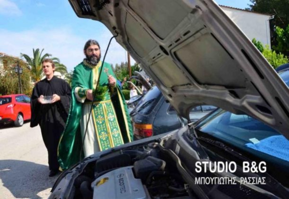 Ιερείς αγιάζουν τα αυτοκίνητα τιμώντας τον προστάτη των οδηγών