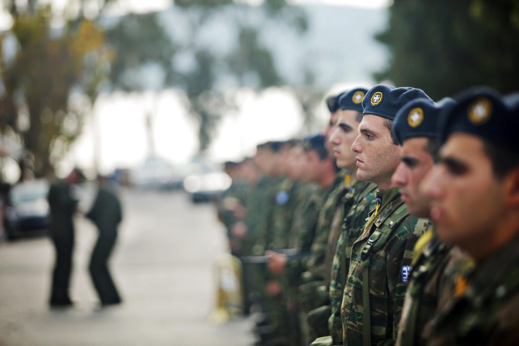 Το δράμα να είσαι ΕΠΟΠ στην Ελλάδα! Δείτε τους μισθούς-φιλοδωρήματα που παίρνουν