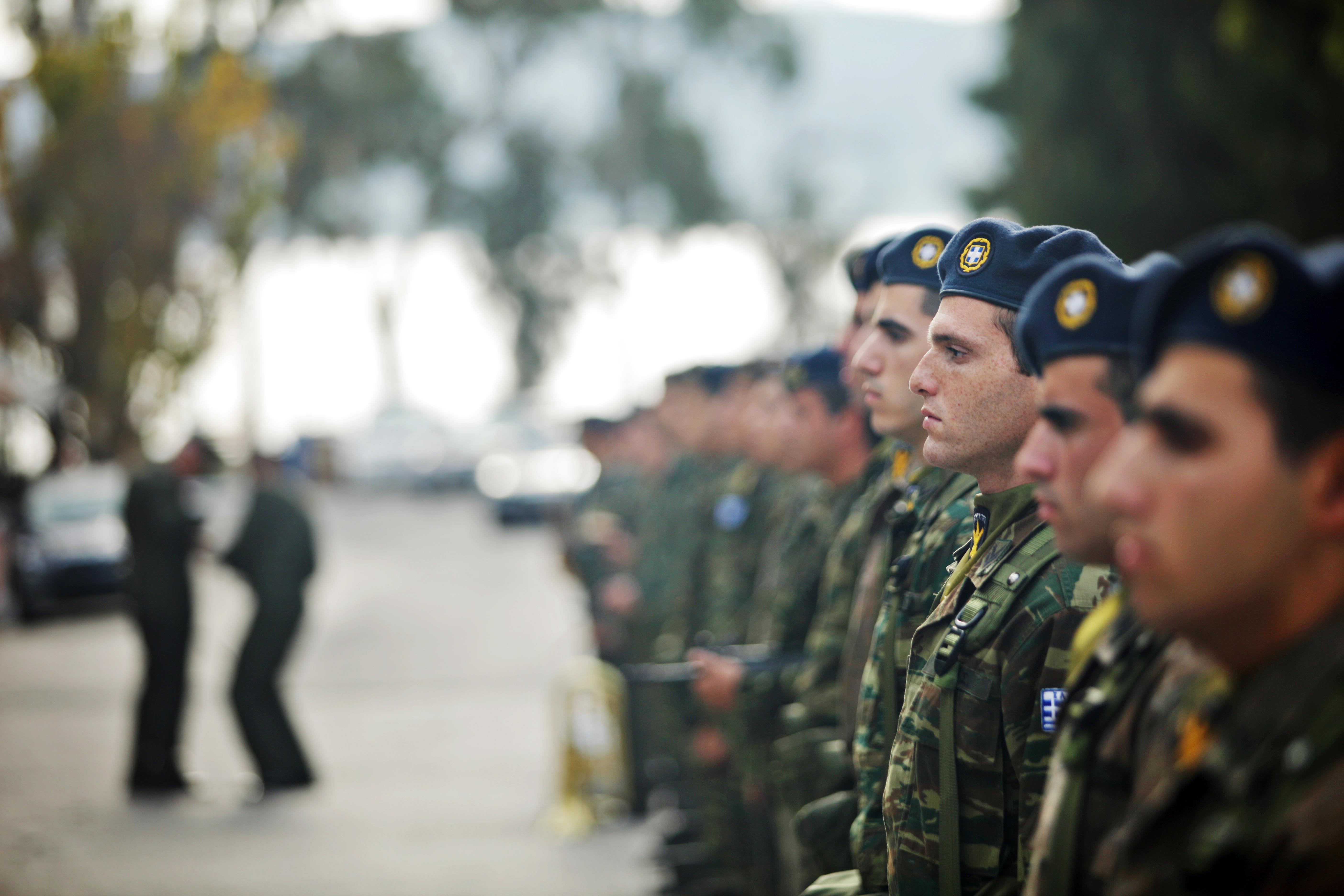 Το δράμα να είσαι ΕΠΟΠ στην Ελλάδα! Δείτε τους μισθούς-φιλοδωρήματα που παίρνουν