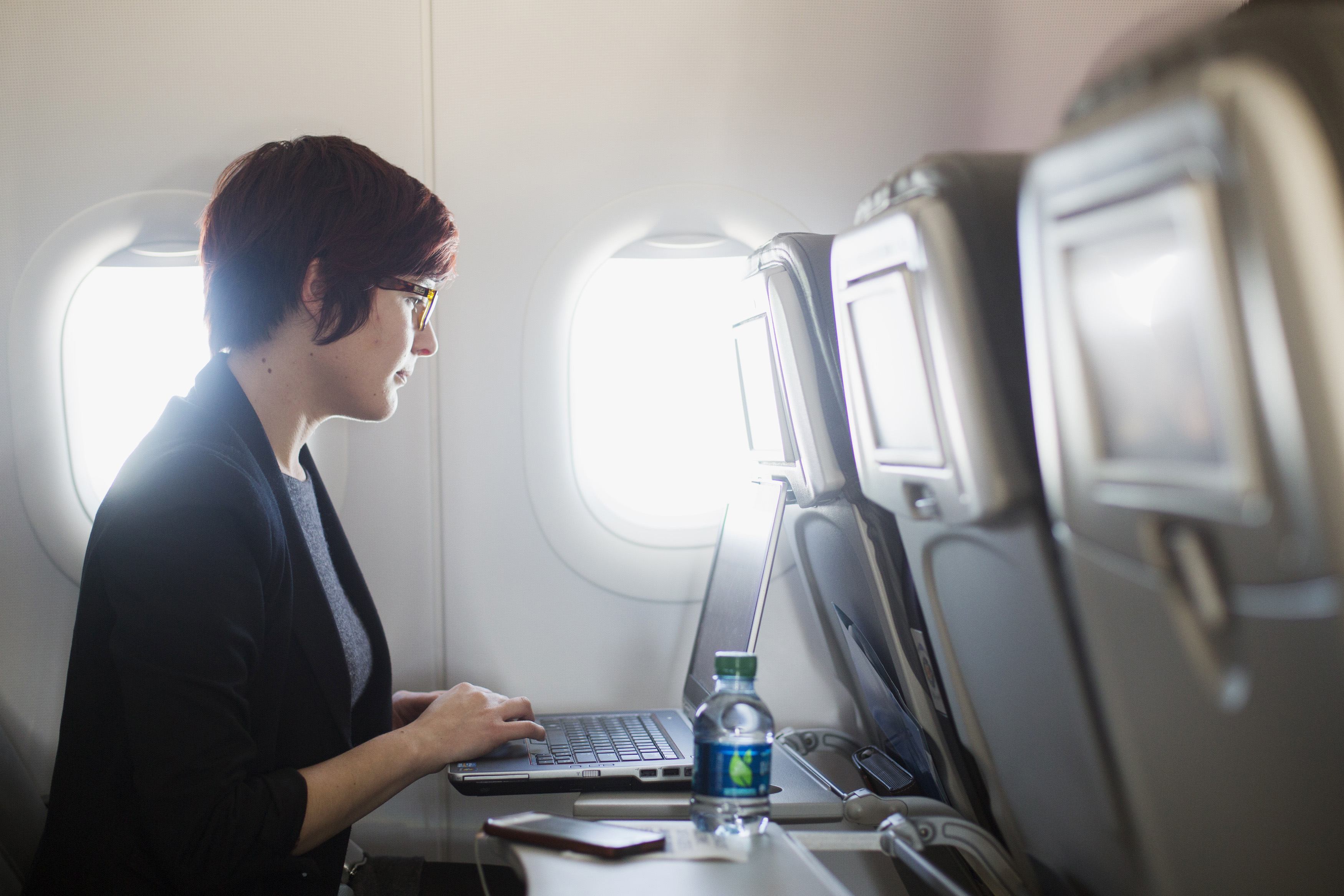 Столик в самолете. Откидной столик в самолете. Столик в самолёте пассажира. Интернет в самолете. Укачало в самолете.