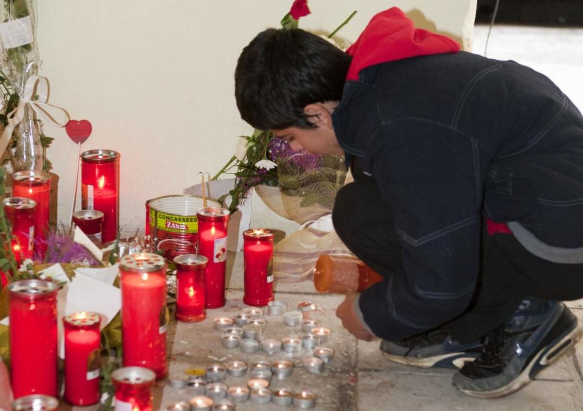 Ένα μικρό αγόρι πήγε για να τιμήσει τη 13χρονη - ΦΩΤΟ EUROKINISSI