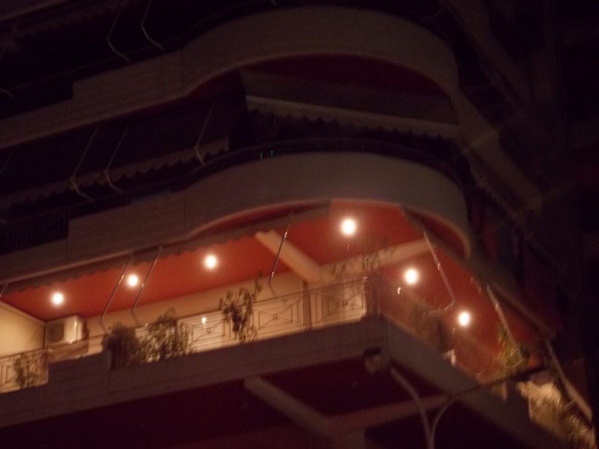 Αγρίνιο: Έπεσε για δεύτερη φορά στο μπαλκόνι του από κάτω ορόφου! (ΦΩΤΟ)