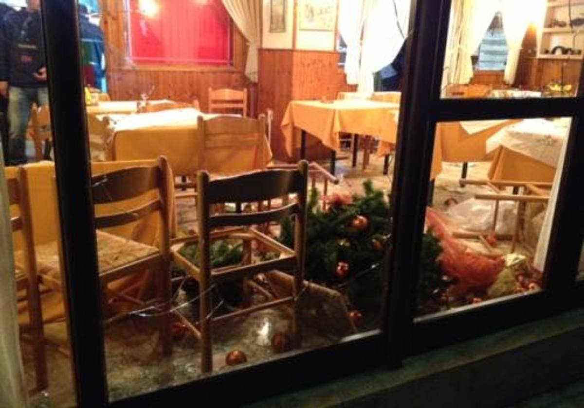 Αγρίνιο: Μπούκαραν με ρόπαλα και λοστούς σε ψητοπωλείο που έτρωγαν Χρυσαυγίτες – ΦΩΤΟ και ΒΙΝΤΕΟ