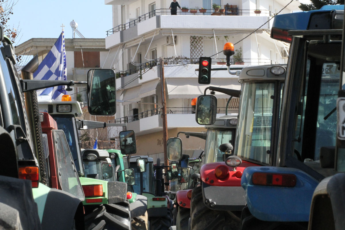 Οι αγρότες ξανά στα κάγκελα για το ασφαλιστικό – Απειλούν με νέες κινητοποιήσεις