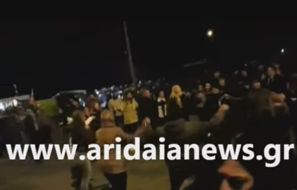 Αγρότες και αποκλεισμένοι οδηγοί χορεύουν ποντιακά στο δρόμο! – Βίντεο