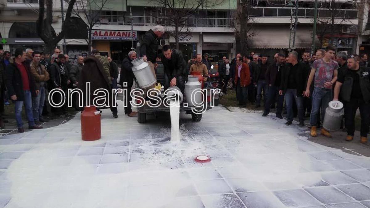Αγρότες: Έχυσαν γάλα σε πλατεία της Λάρισας – Έφραξαν την είσοδο της Περιφέρειας [pics, vid]