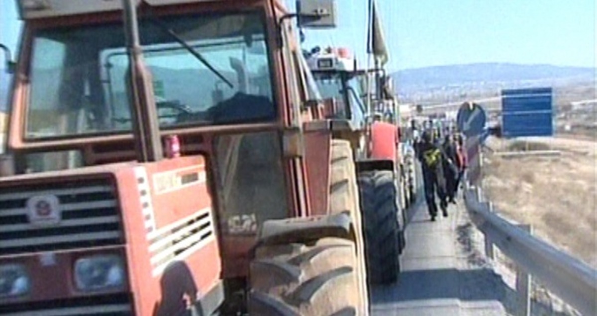 Μπλόκο των ΜΑΤ στους αγρότες