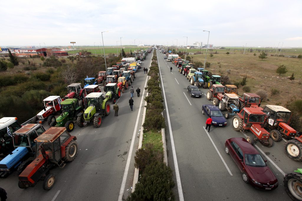 “Μπλοκάρουν” όλη την Ελλάδα οι αγρότες