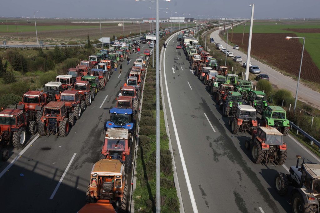Σήμερα αποφασίζουν οι αγρότες αν θα κόψουν την Ελλάδα στα δυο