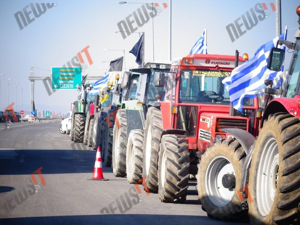 Μπλόκα αγροτών: Χωρίς φρένο οι κινητοποιήσεις! Δίωροι αποκλεισμοί και μπλόκα – Κλείνει επ’ αόριστον η γέφυρα του Ευήνου