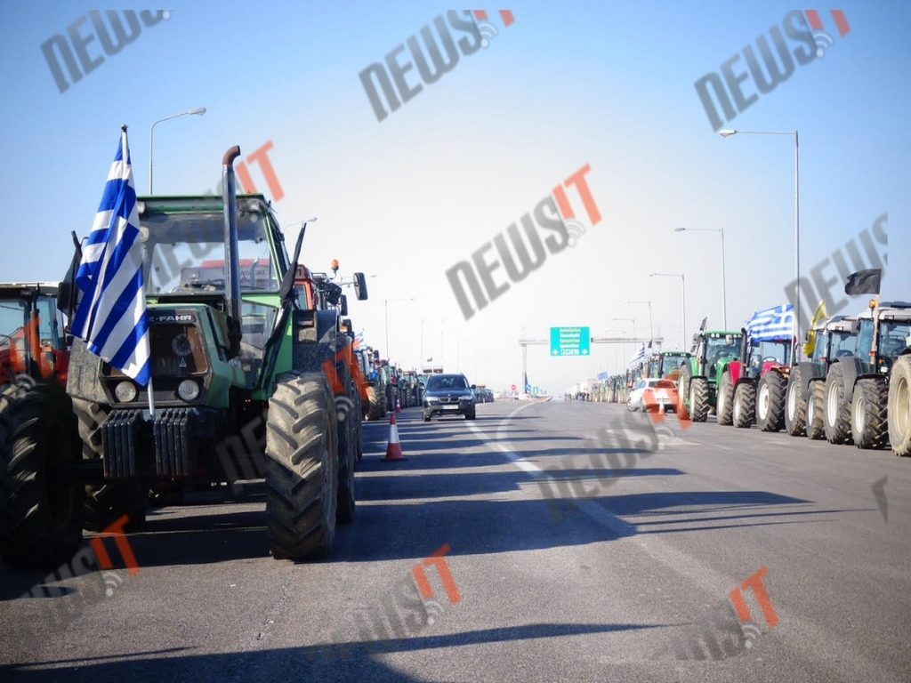 Αγρότες μπλοκάρουν το τελωνείο των Κήπων στον Έβρο (ΒΙΝΤΕΟ & ΦΩΤΟ)