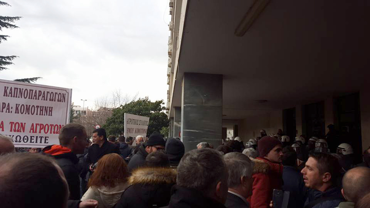 Μπλόκο στον υπουργό από τους αγρότες στην Κομοτηνή – Ξύλο και χημικά