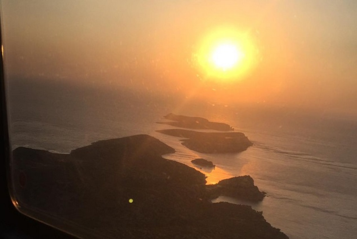 Ποια ελληνίδα παρουσιάστρια “αλωνίζει” το Αιγαίο με ελικόπτερο;