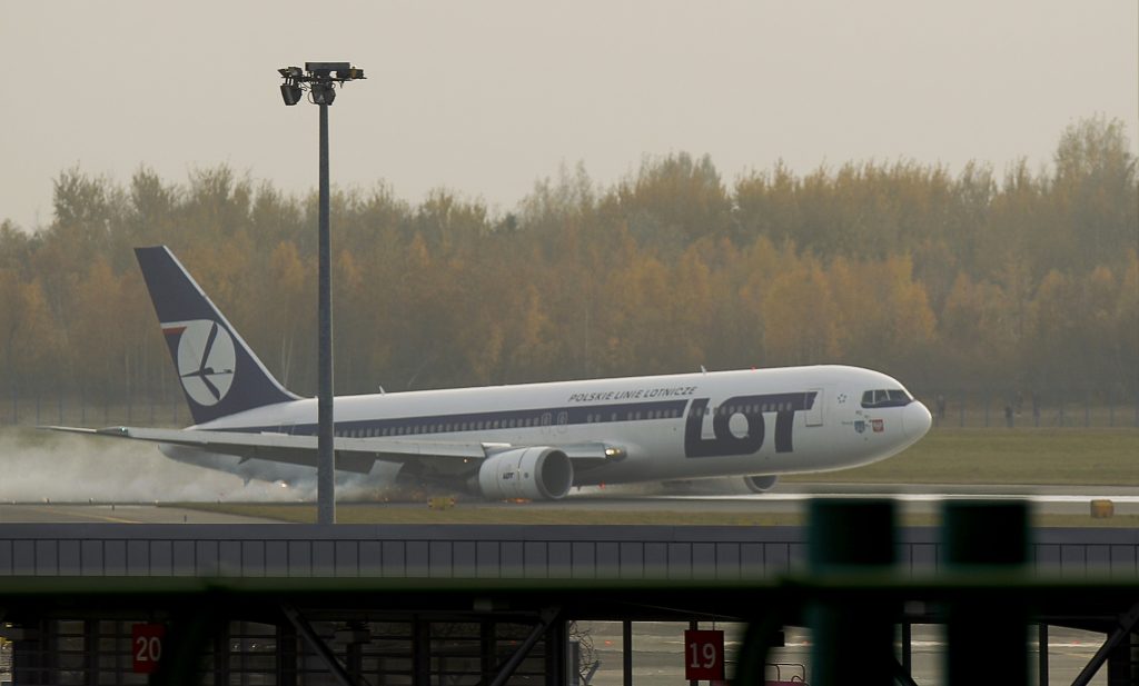 Δείτε την αναγκαστική προσγείωση αεροπλάνου στην Βαρσοβία  – Κινδύνευσαν 230 επιβάτες