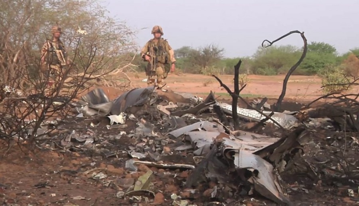 Συγκλονιστικές εικόνες και βίντεο από το σημείο της συντριβής του αεροπλάνου στο Μάλι – Τριήμερο πένθος στην Αλγερία