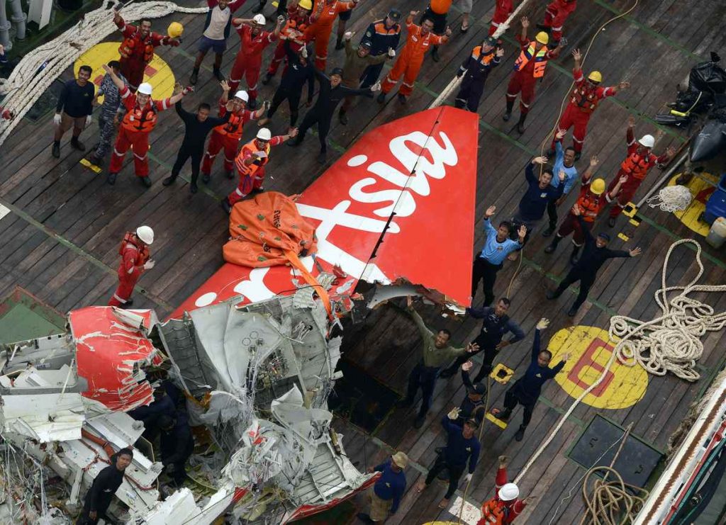 AirAsia: Ανέσυραν μέρος της ουράς του μοιραίου Boeing (ΦΩΤΟ)