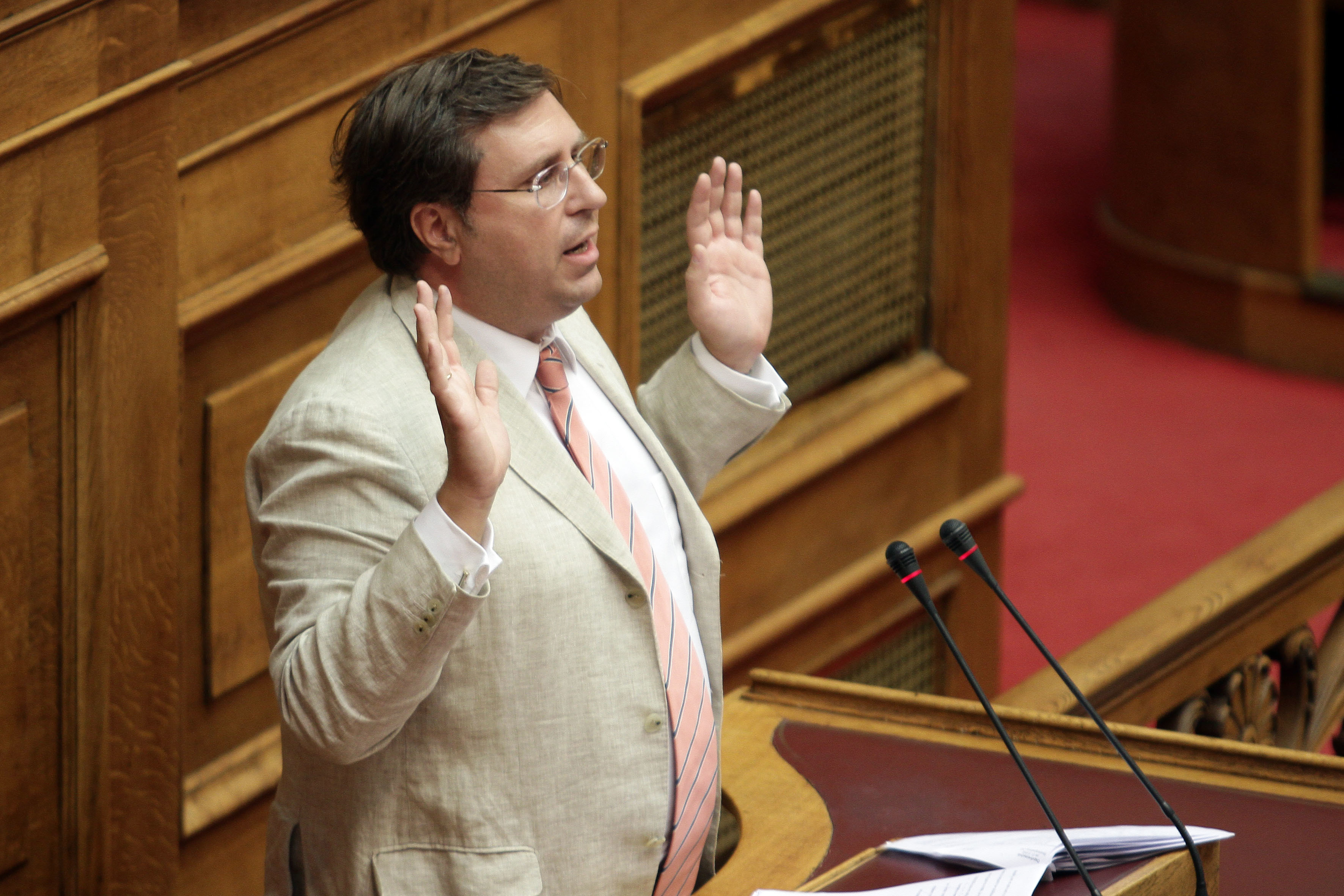 Χρυσαυγίτες κατέλαβαν το “EXTRA 3” για να χτυπήσουν τον βουλευτή Κ. Αϊβαλιώτη!